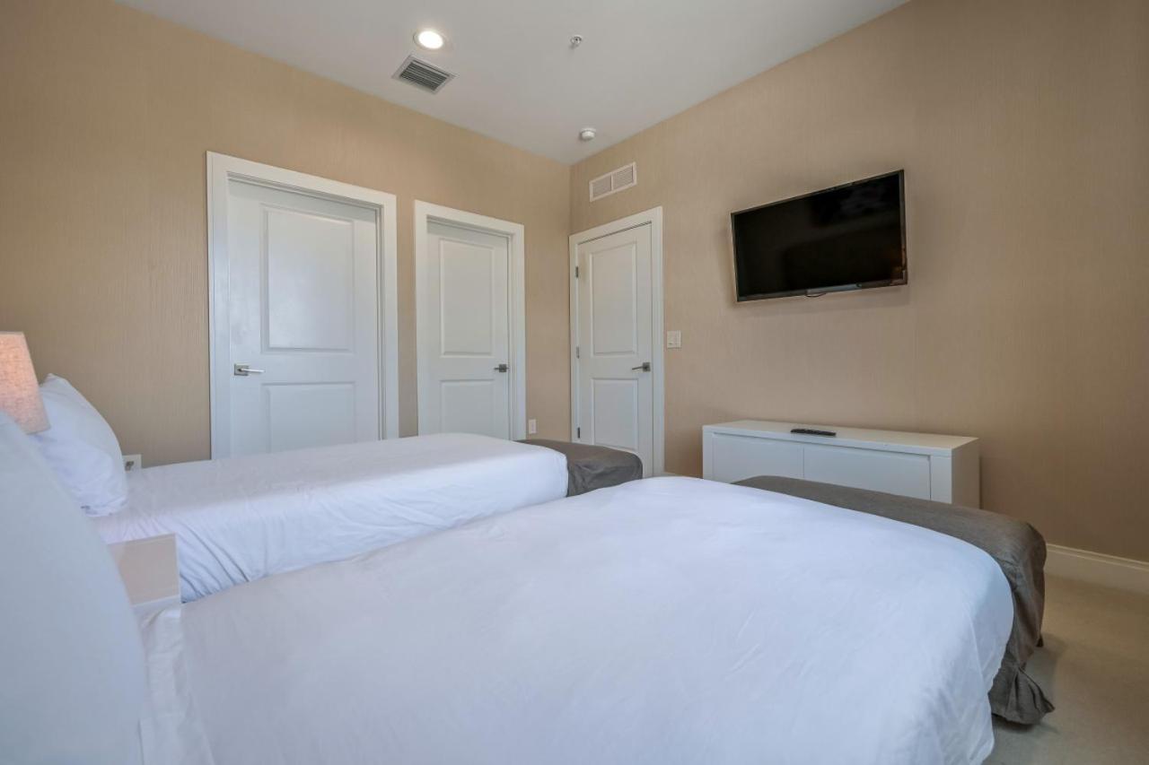 7664 - Beautiful 3 Bedroom Townhouse By