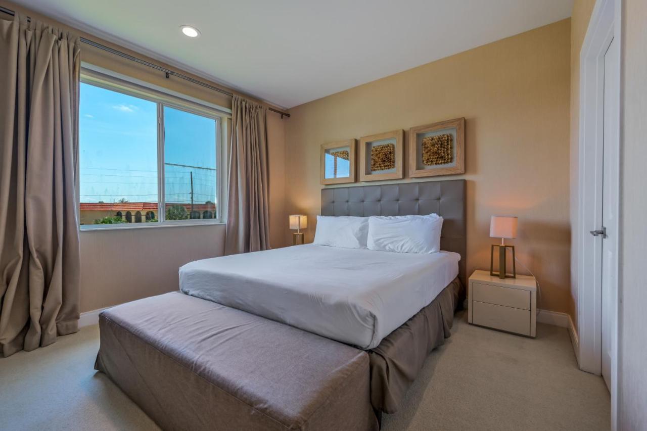 7664 - Beautiful 3 Bedroom Townhouse By *
