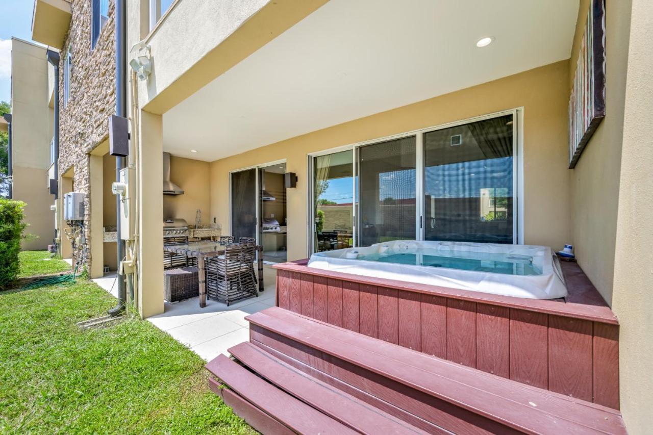 7664 - Beautiful 3 Bedroom Townhouse By *