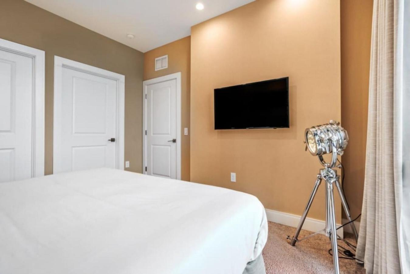7485 - Luxurious 3 Bedroom Townhouse Behind Holiday home *