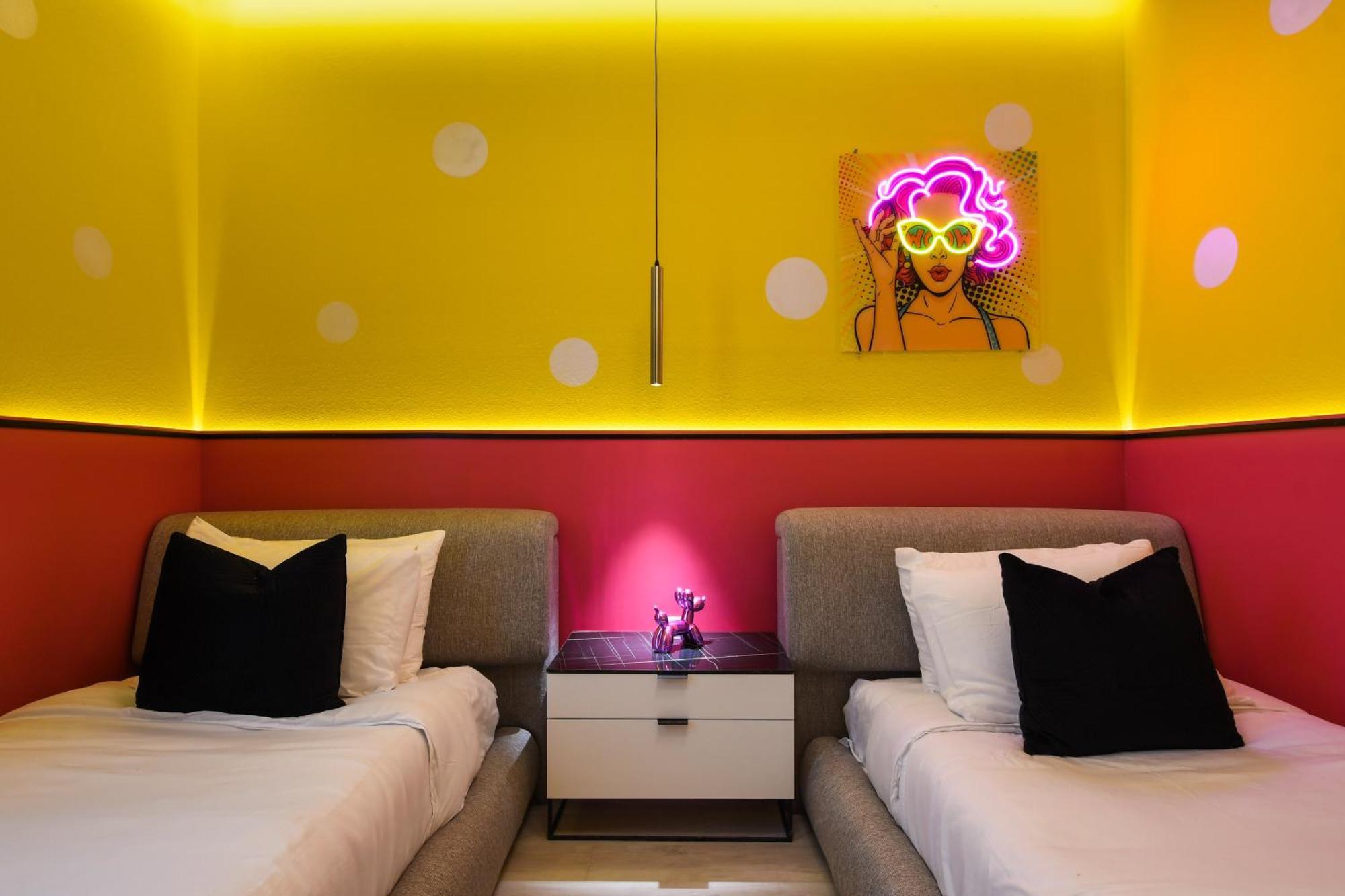 Modern W/ Pool, & Arcade Access Holiday home *