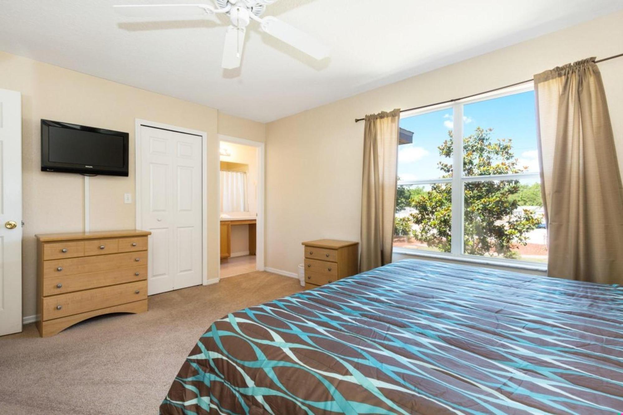 Stunning Regal Oaks 4br W/ Pool, & Near Apartment *