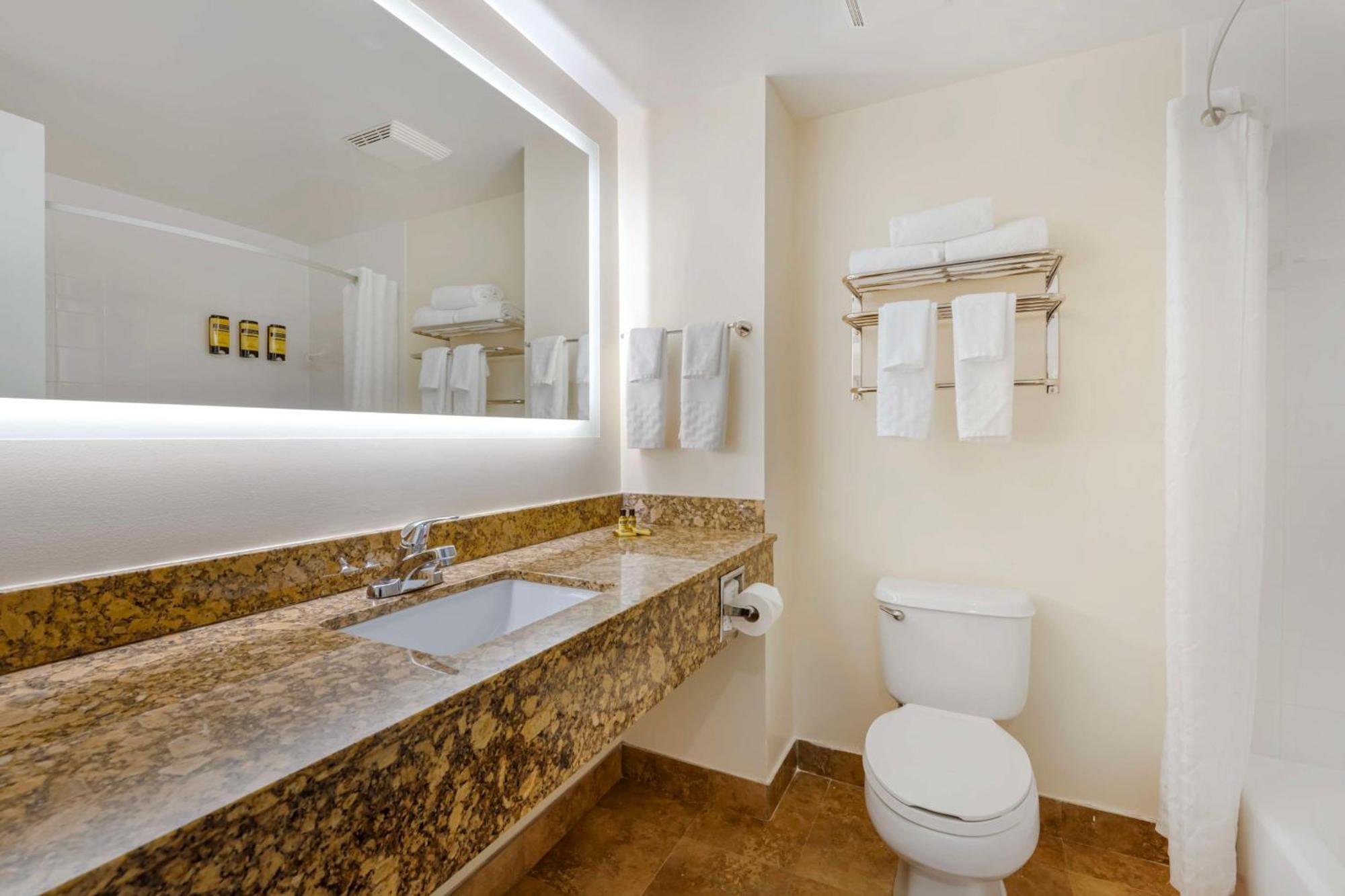 Western Universal - Newly Renovated! 3*