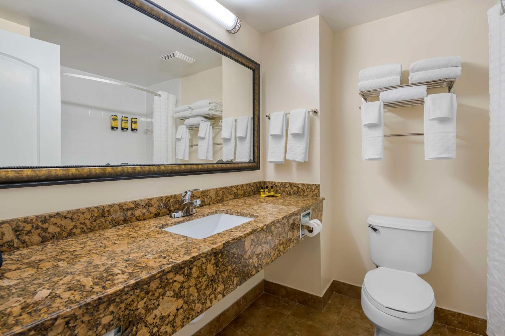 Western Universal - Newly Renovated! Hotel