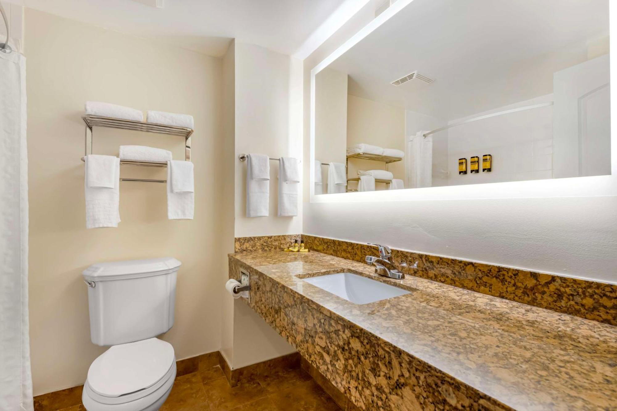 Hotel Western Universal - Newly Renovated!