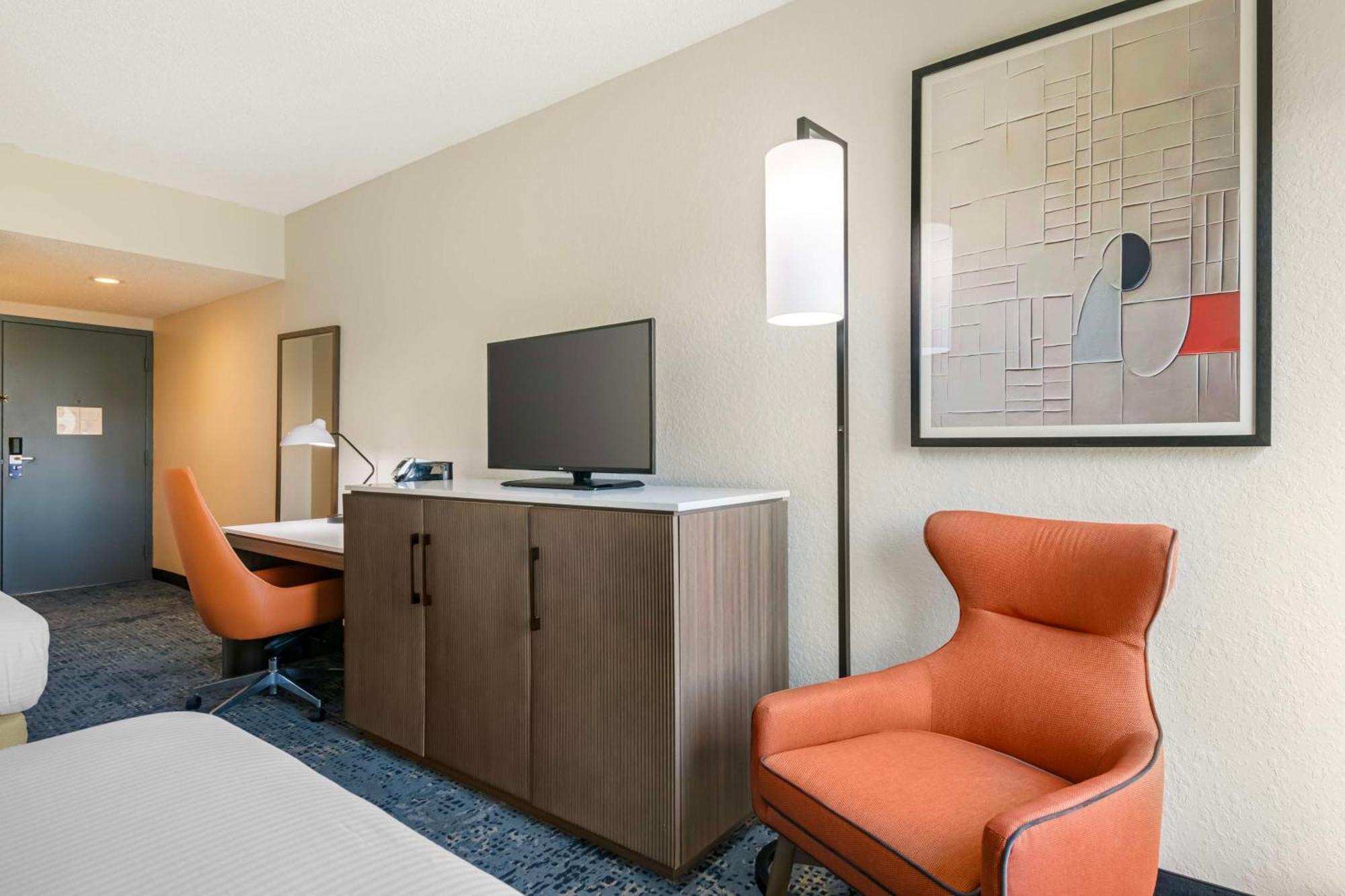 Hotel Western Universal - Newly Renovated! 3*