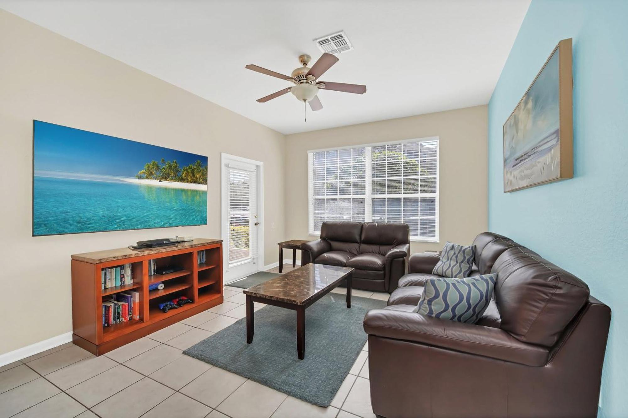 3 Bedrooms Only Minutes From Holiday home