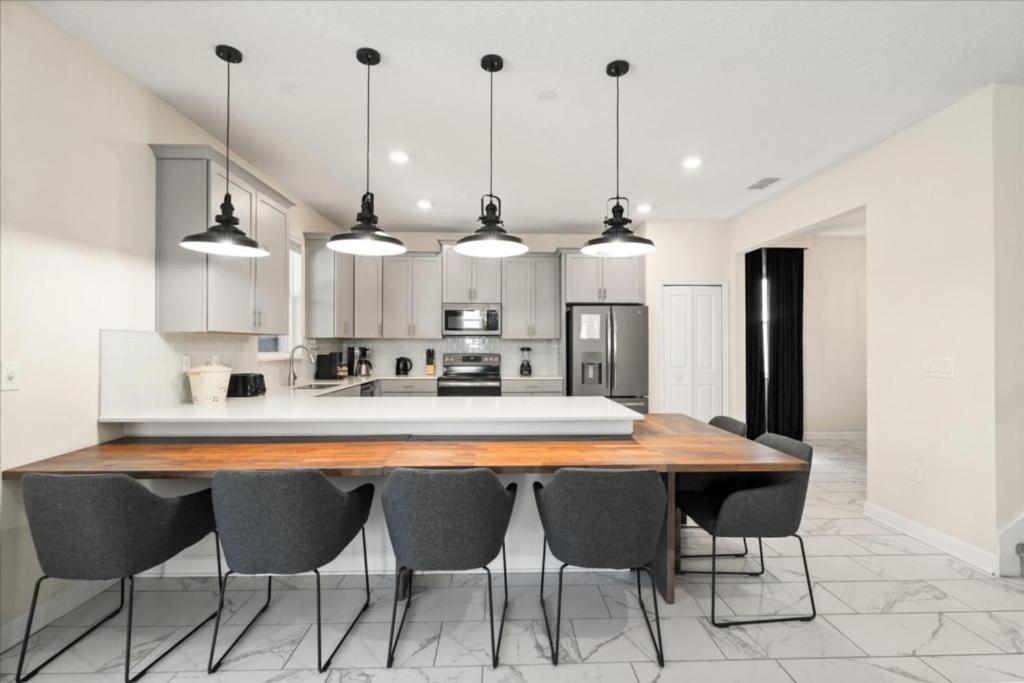 6 Bedrooms - 6 Bathrooms - Storey 2875 Sc Orlando