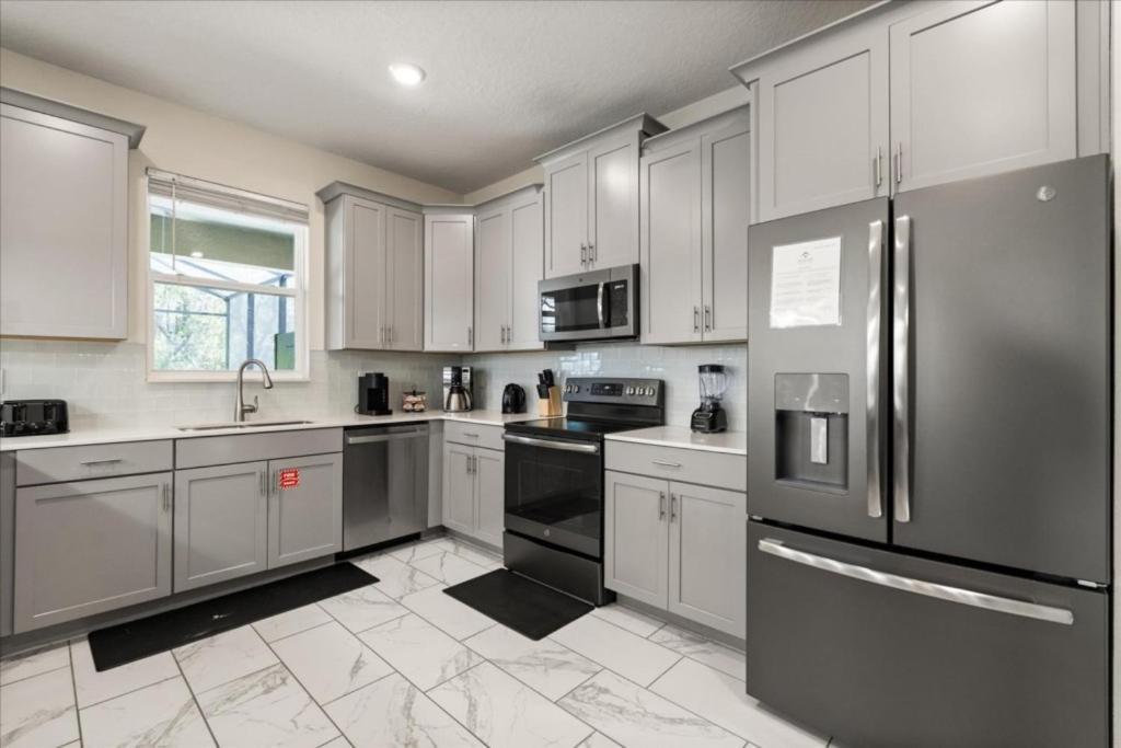 6 Bedrooms - 6 Bathrooms - Storey 2875 Sc * Orlando