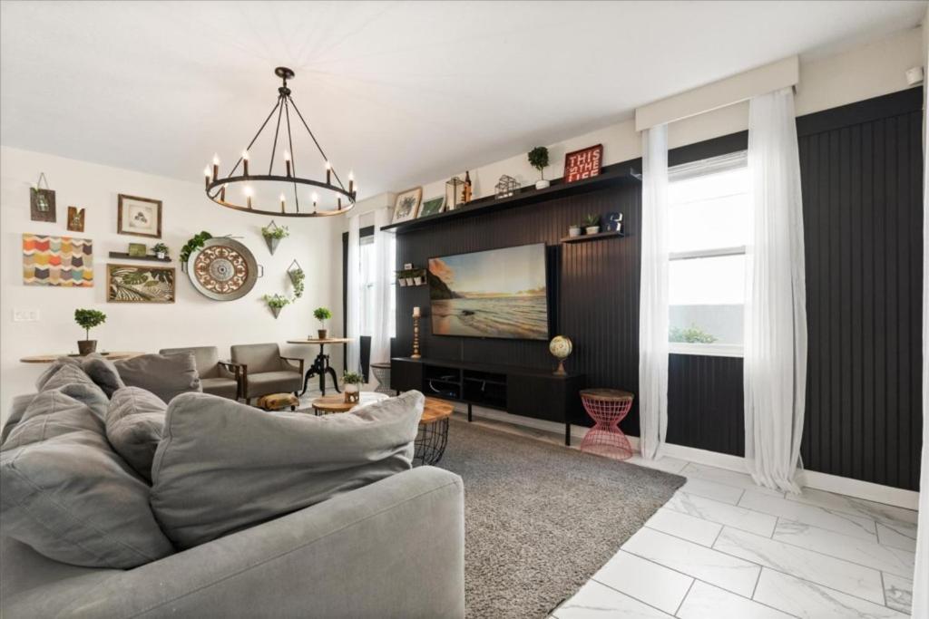 6 Bedrooms - 6 Bathrooms - Storey 2875 Sc