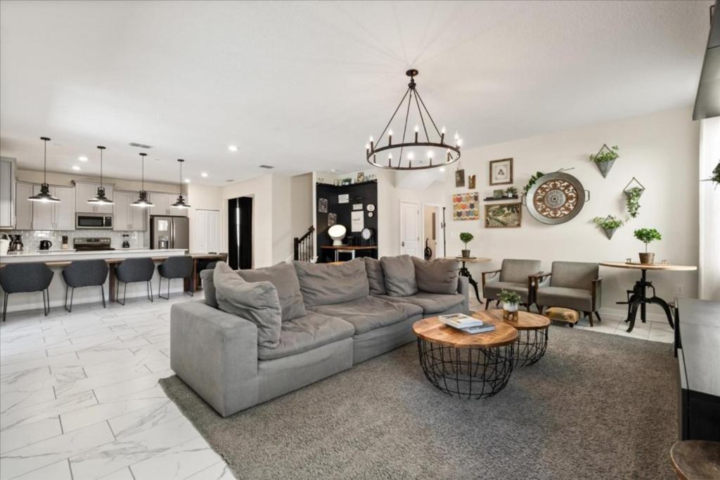 6 Bedrooms - 6 Bathrooms - Storey 2875 Sc *