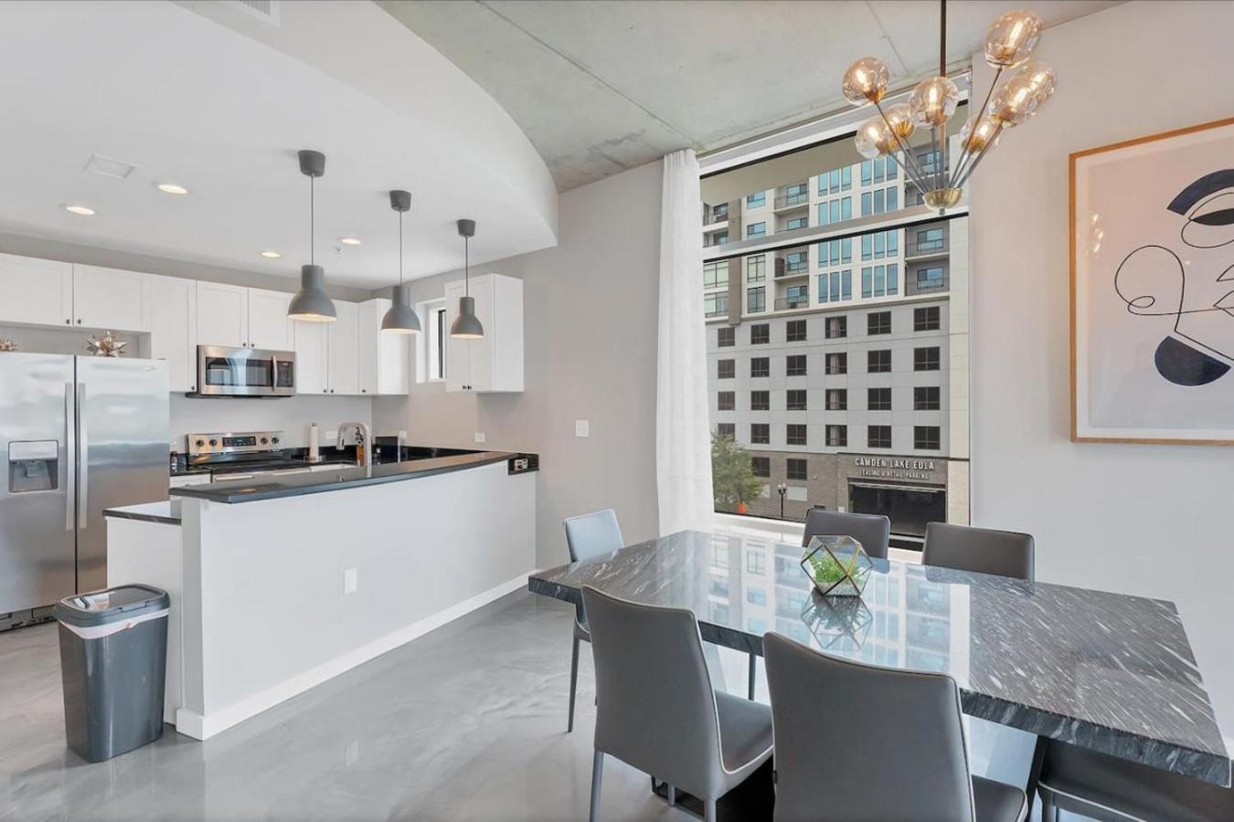 Modern 3 Bedroom In Downtown W Free Parking