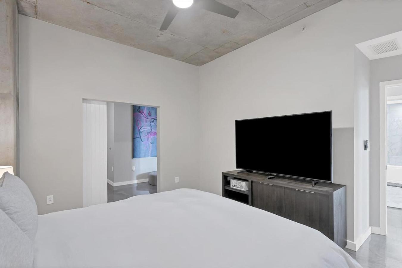 Modern 3 Bedroom In Downtown W Free Parking