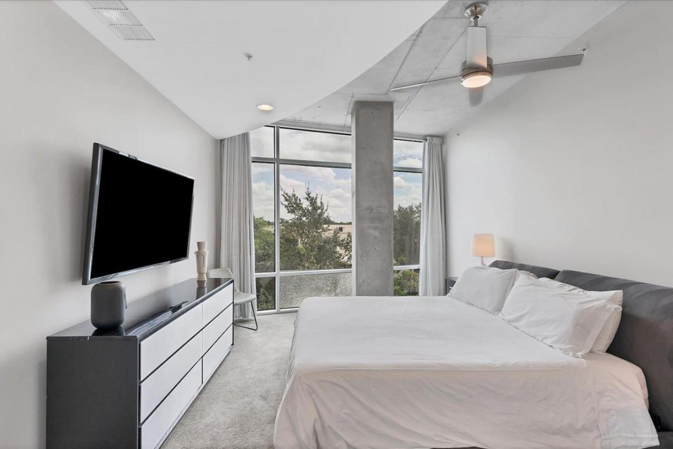 Modern 3 Bedroom In Downtown W Free Parking