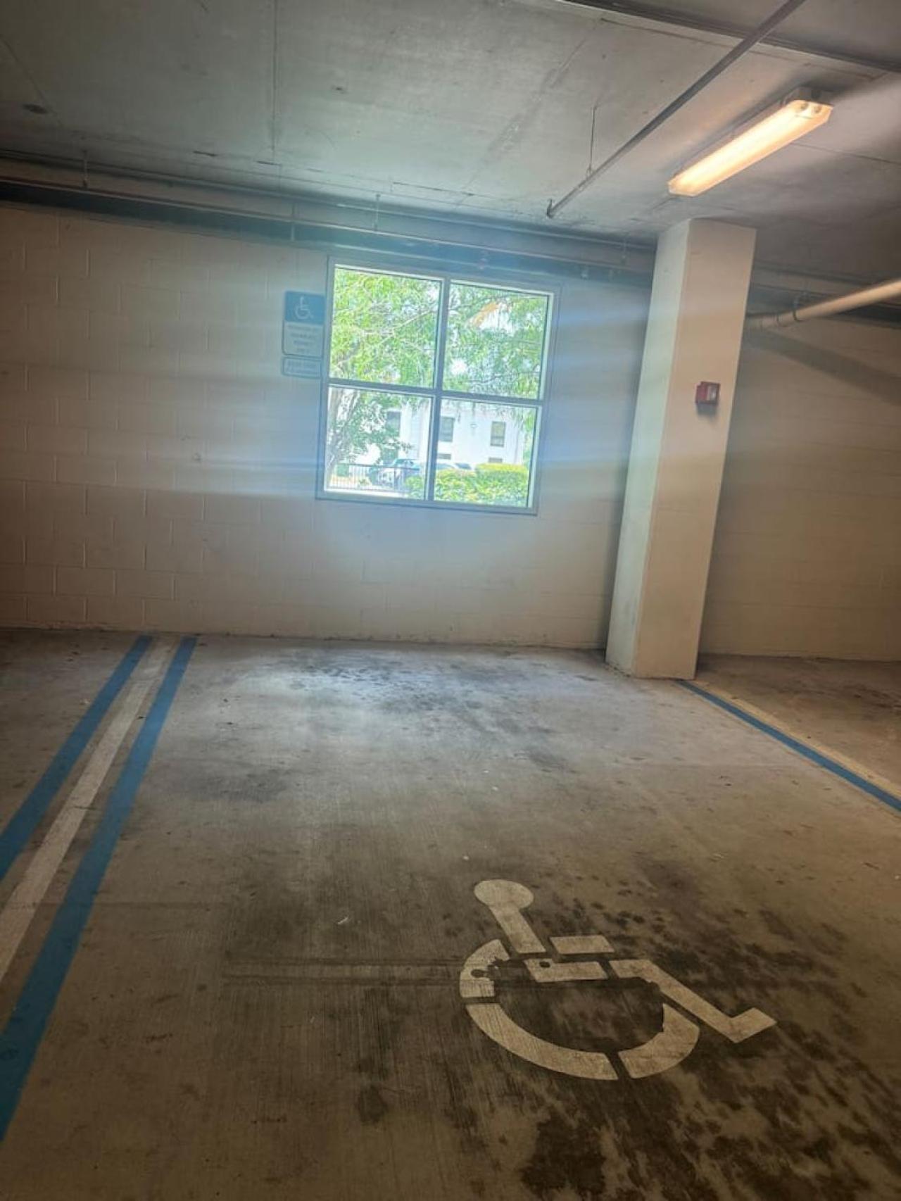 Modern 3 Bedroom In Downtown W Free Parking Apartment *