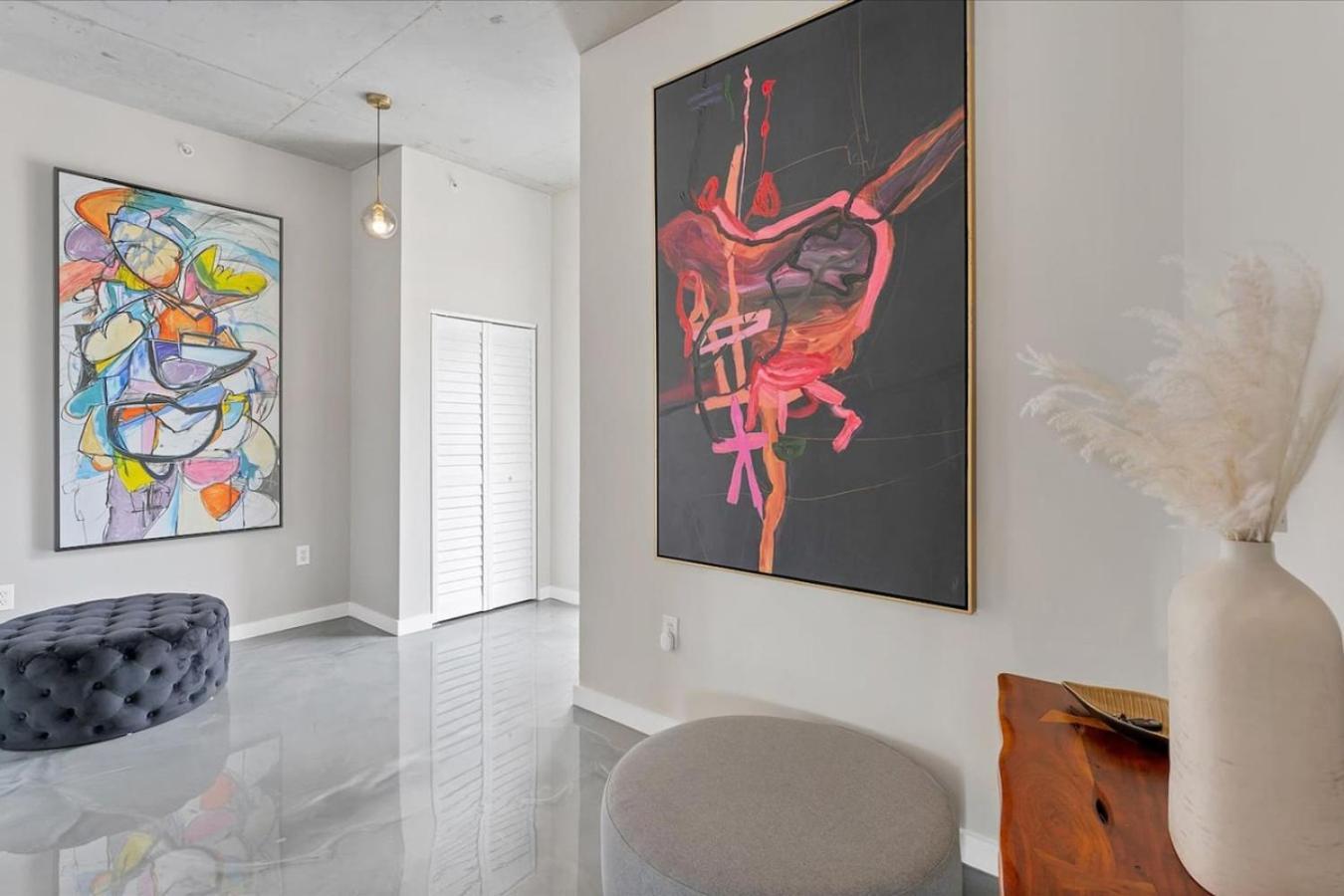 Modern 3 Bedroom In Downtown W Free Parking Apartment *
