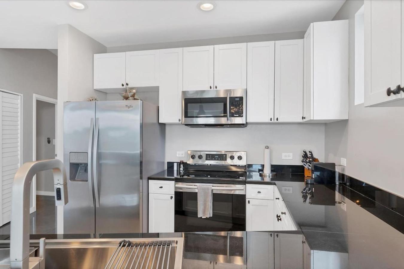 Apartment Modern 3 Bedroom In Downtown W Free Parking *