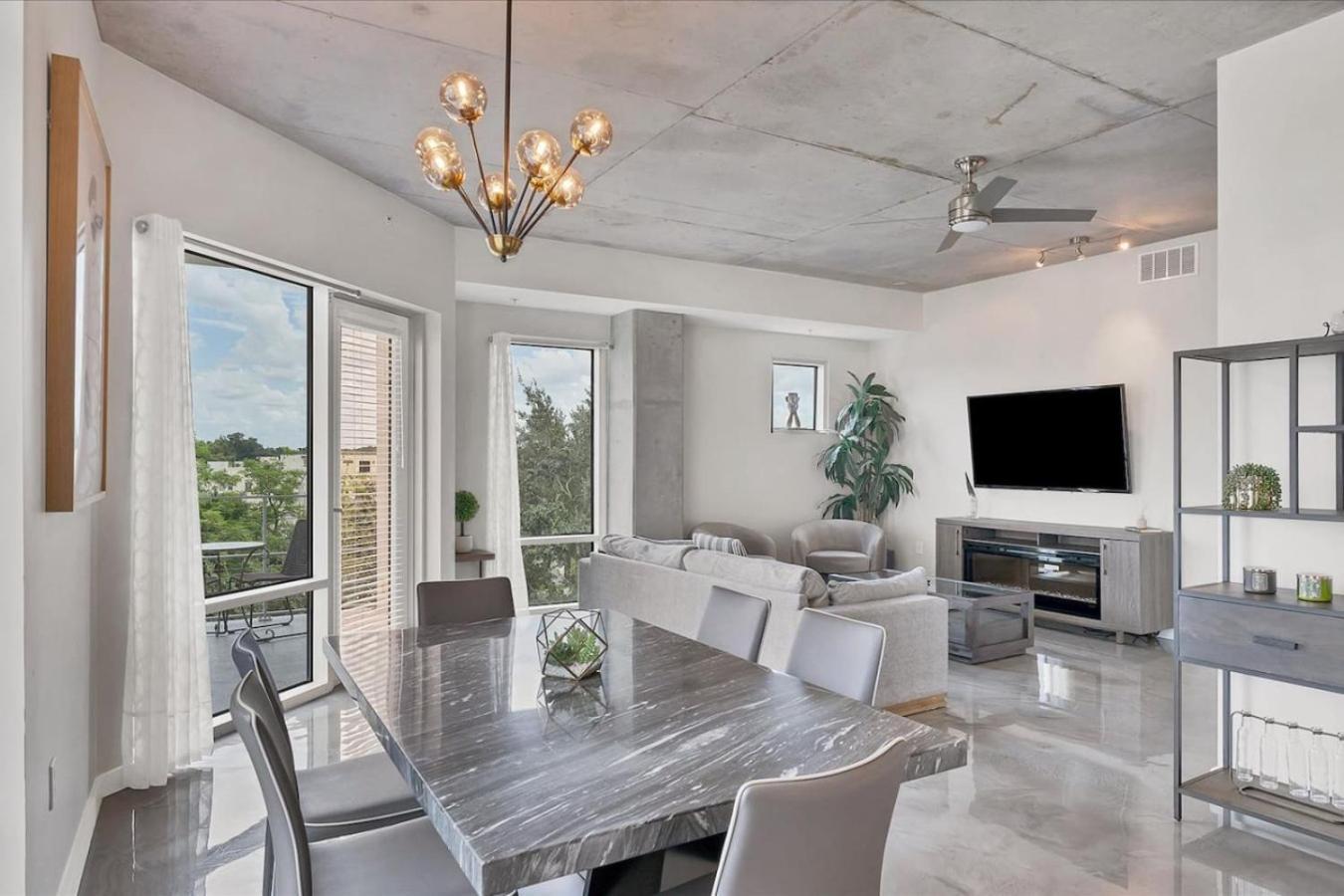 Modern 3 Bedroom In Downtown W Free Parking *