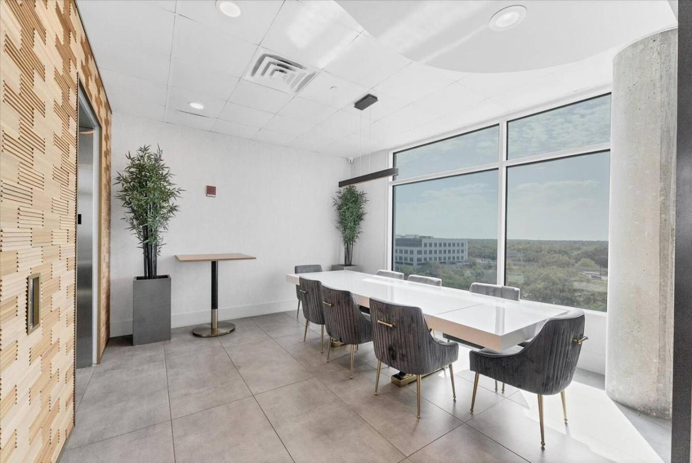 New 1 Bedroom In Downtown Apartment *