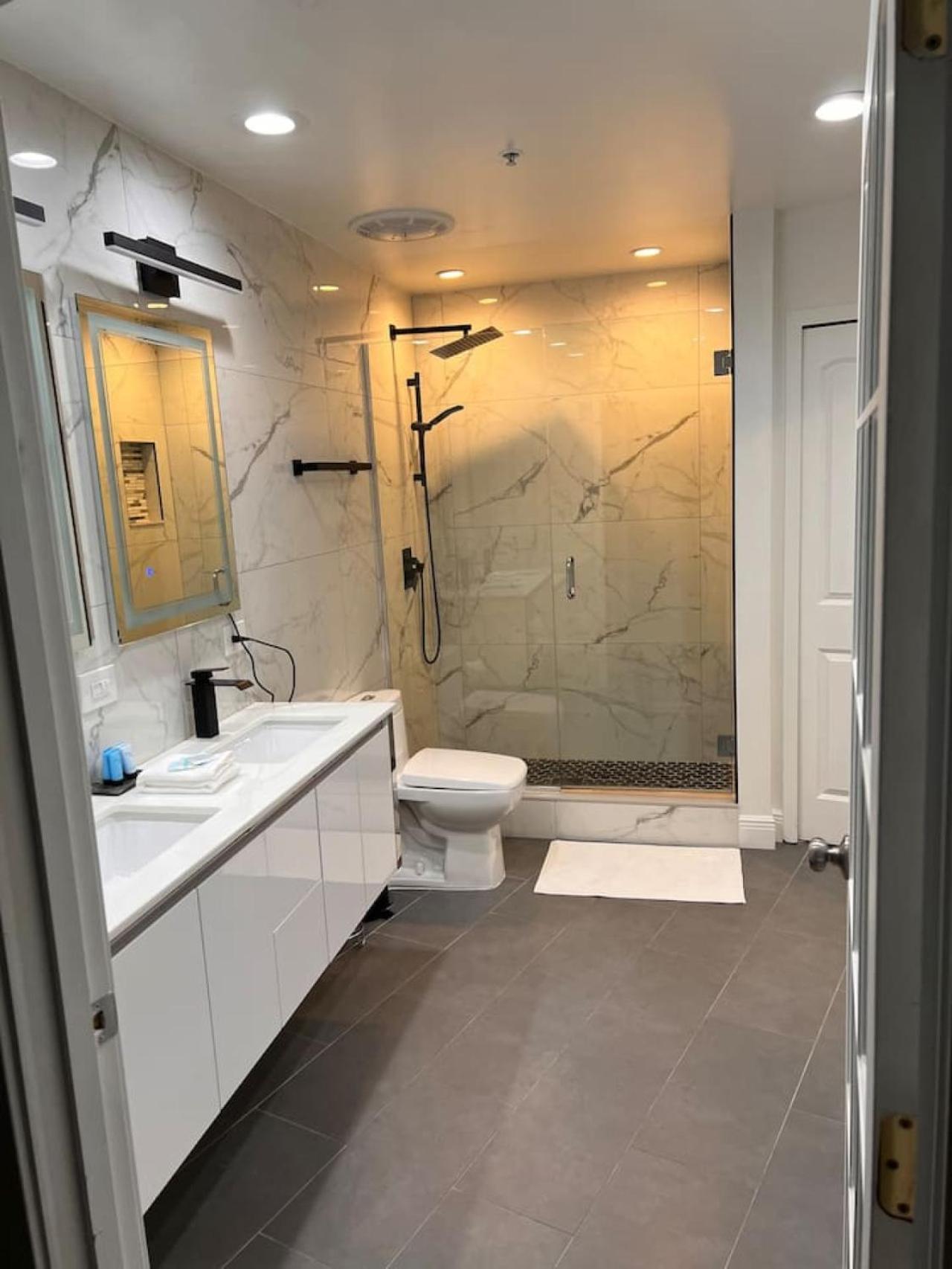 Apartment Penthouse Downtown 2 Beds 2 Baths *