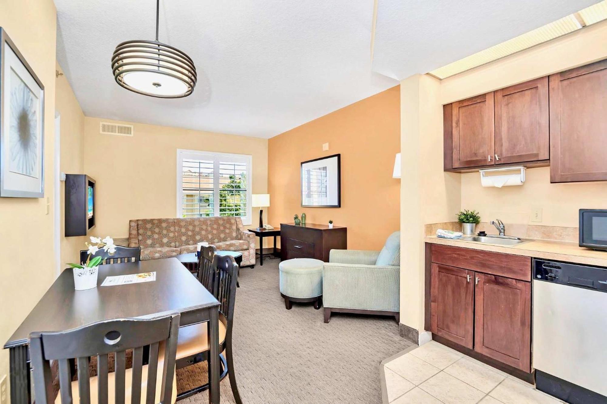 Close To Universal - Hot Tub & Pool Apartment *