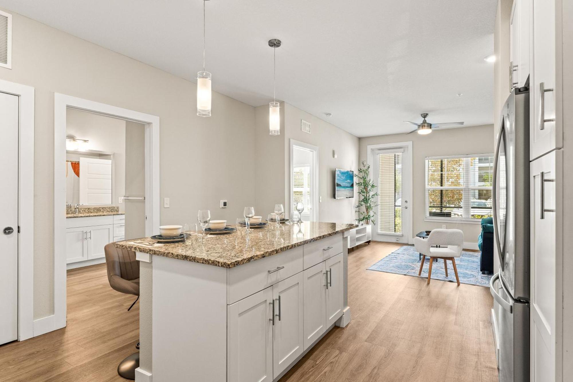 Private Full King Bed, Parks Nearby, Pool, Gym, Pet Allowed Orlando