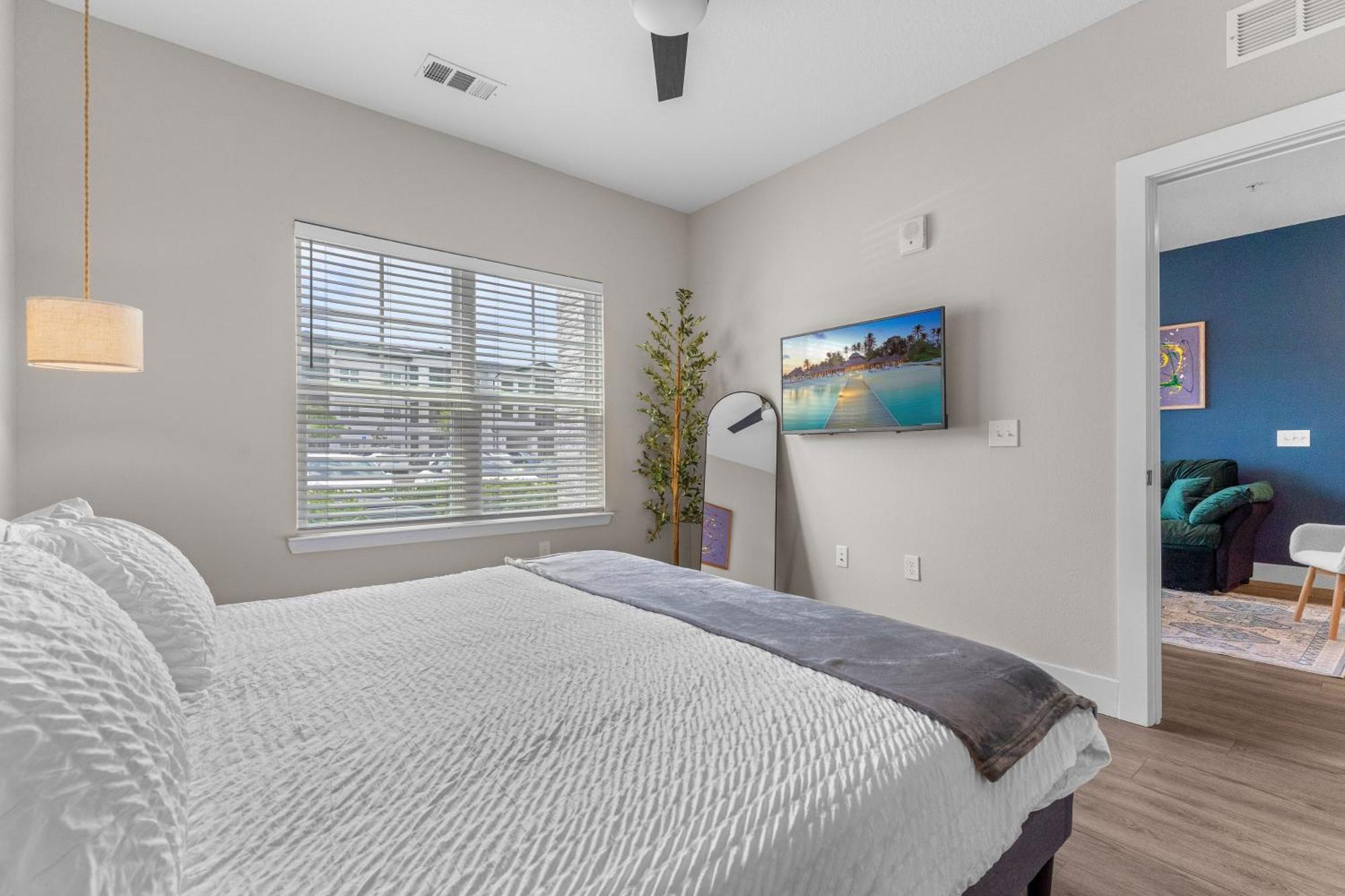 Apartment Private Full Pet-friendly King Condo, Pool, Gym, Near Parks *