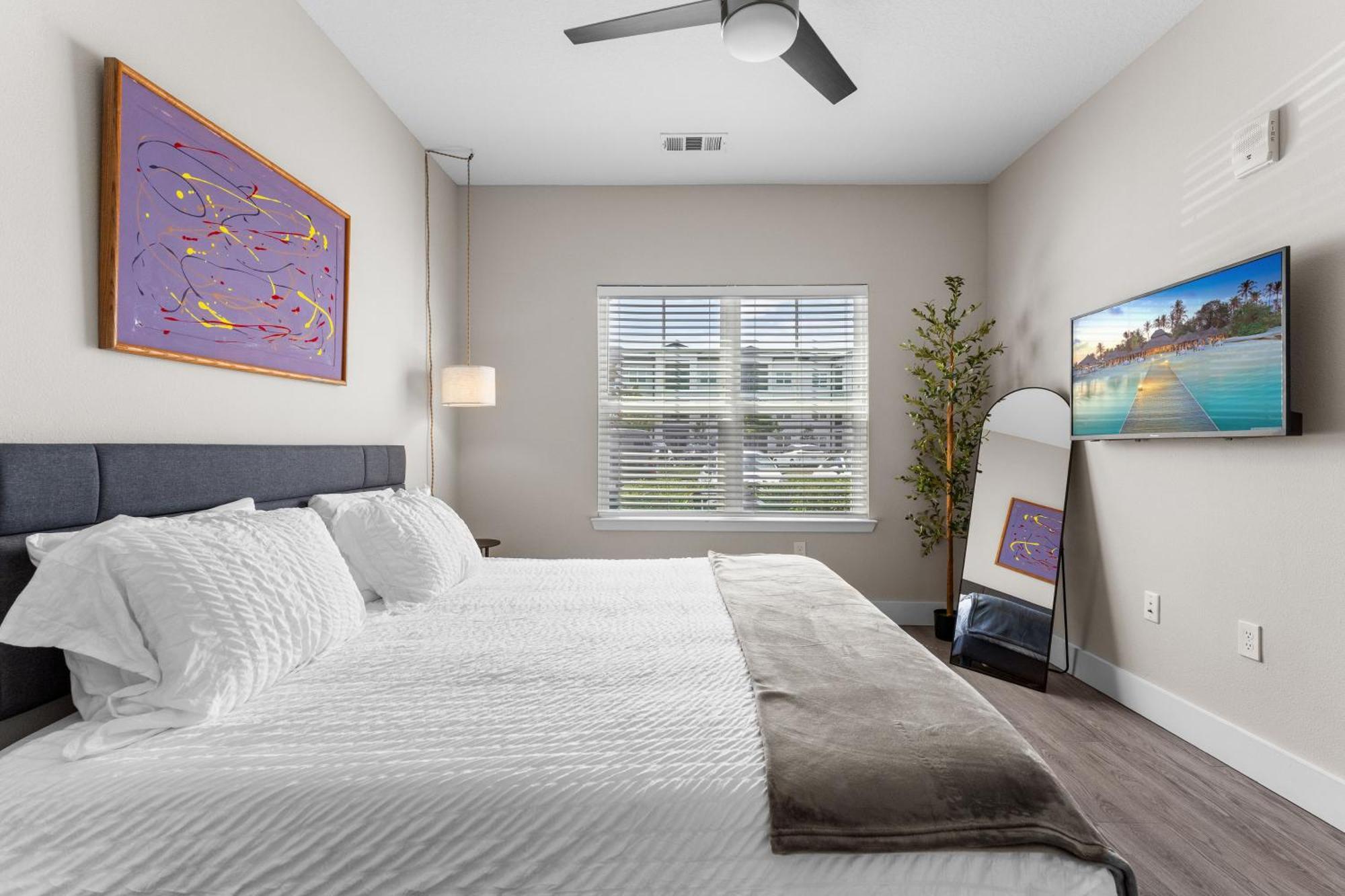 Private Full Pet-friendly King Condo, Pool, Gym, Near Parks Apartment Orlando