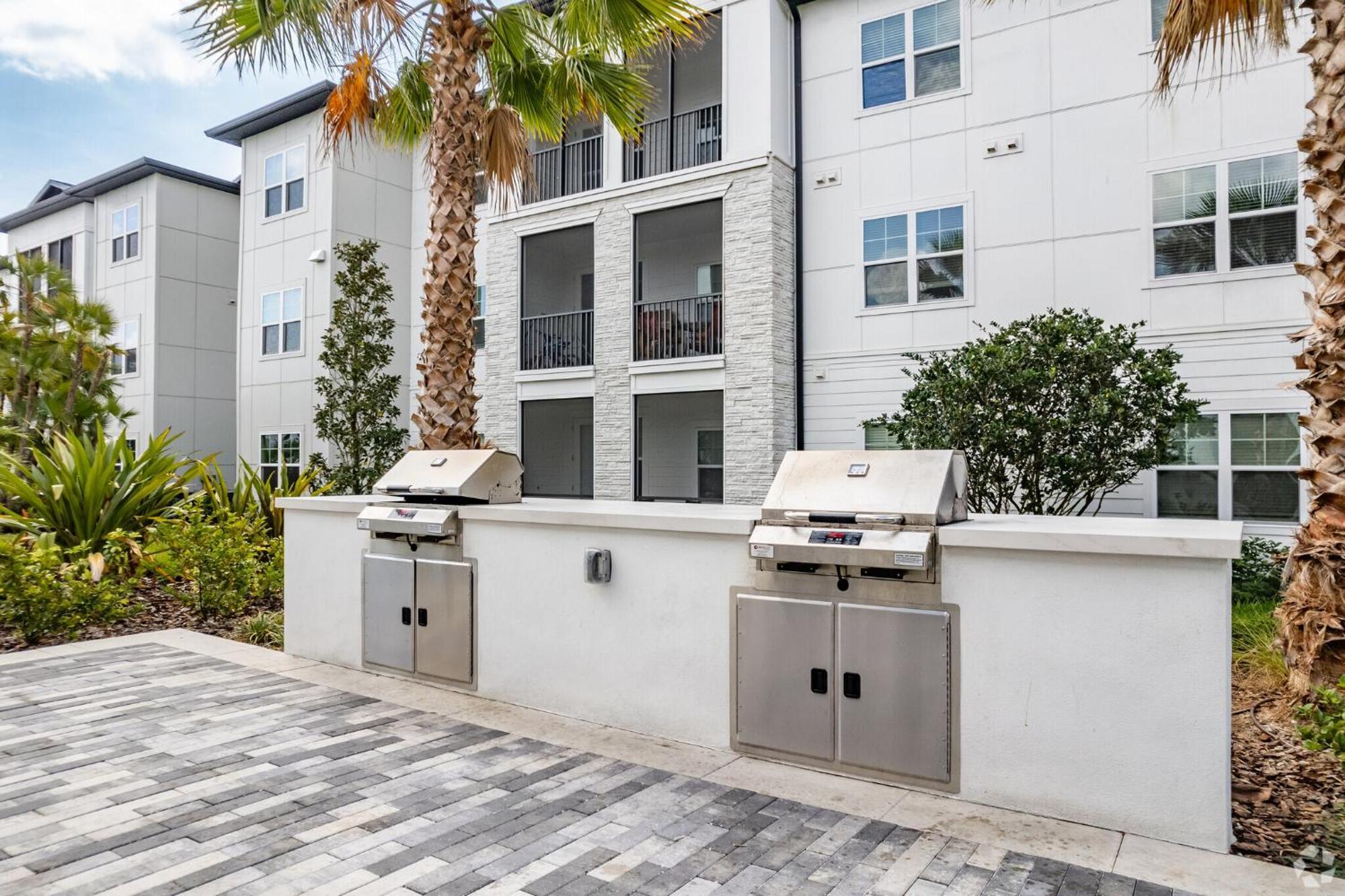 Apartment Private Full Pet-friendly King Condo, Pool, Gym, Near Parks *