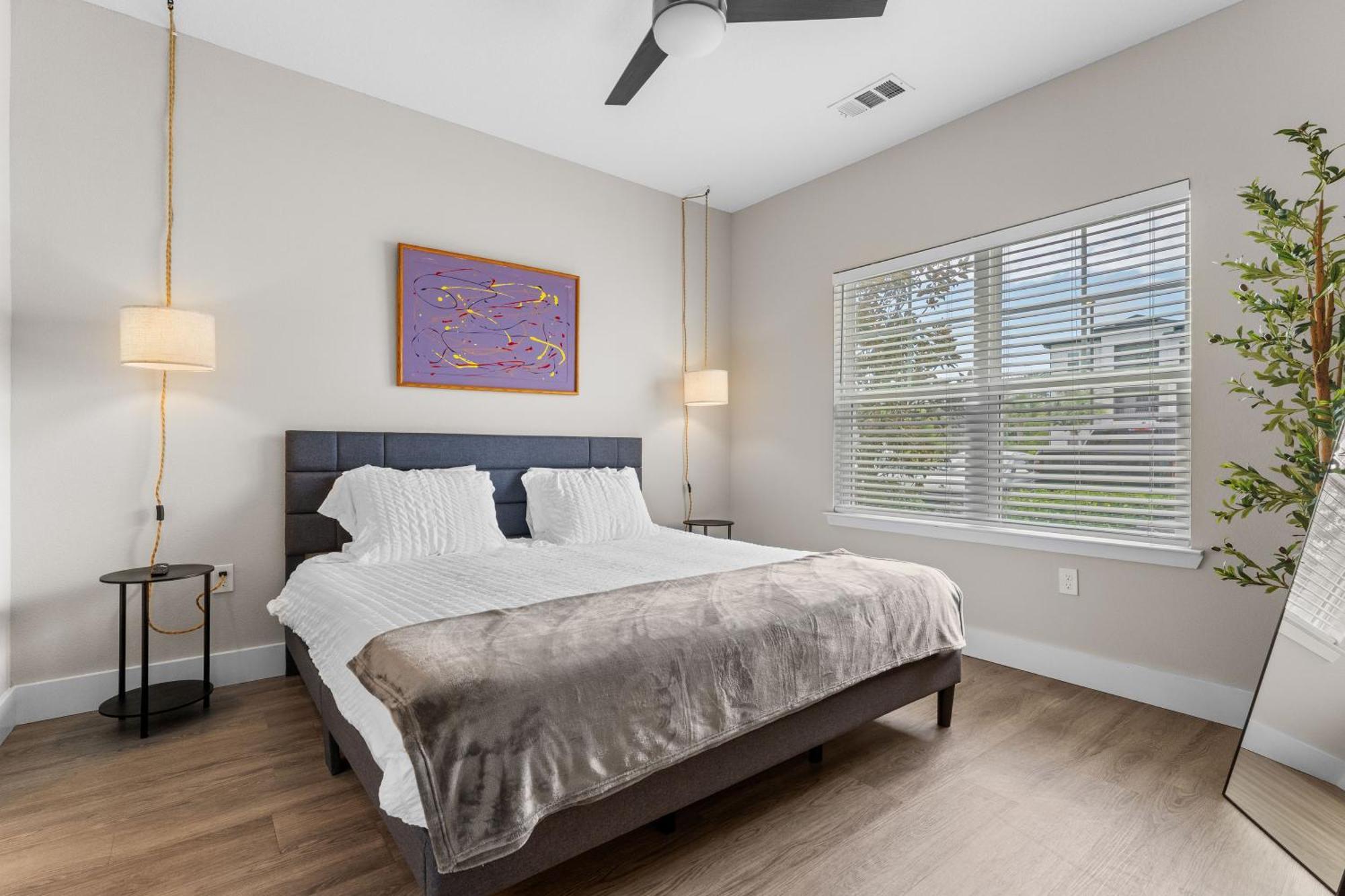 Private Full Pet-friendly King Condo, Pool, Gym, Near Parks Apartment
