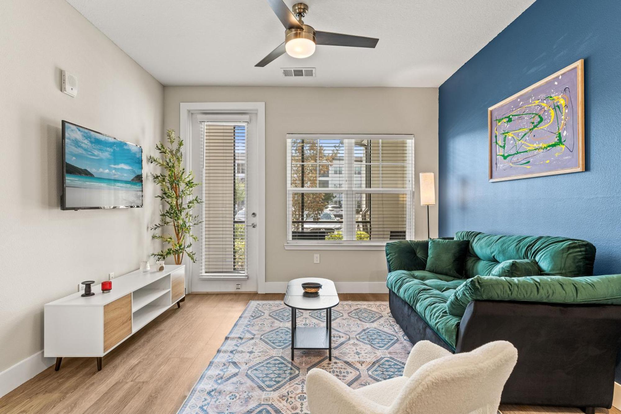 Private Full Pet-friendly King Condo, Pool, Gym, Near Parks Apartment *