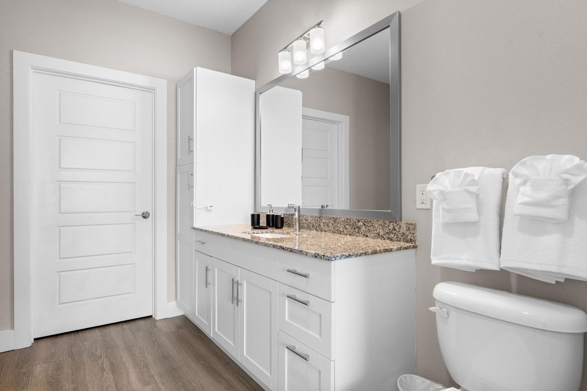 Private Full Pet-friendly King Condo, Pool, Gym, Near Parks * Orlando