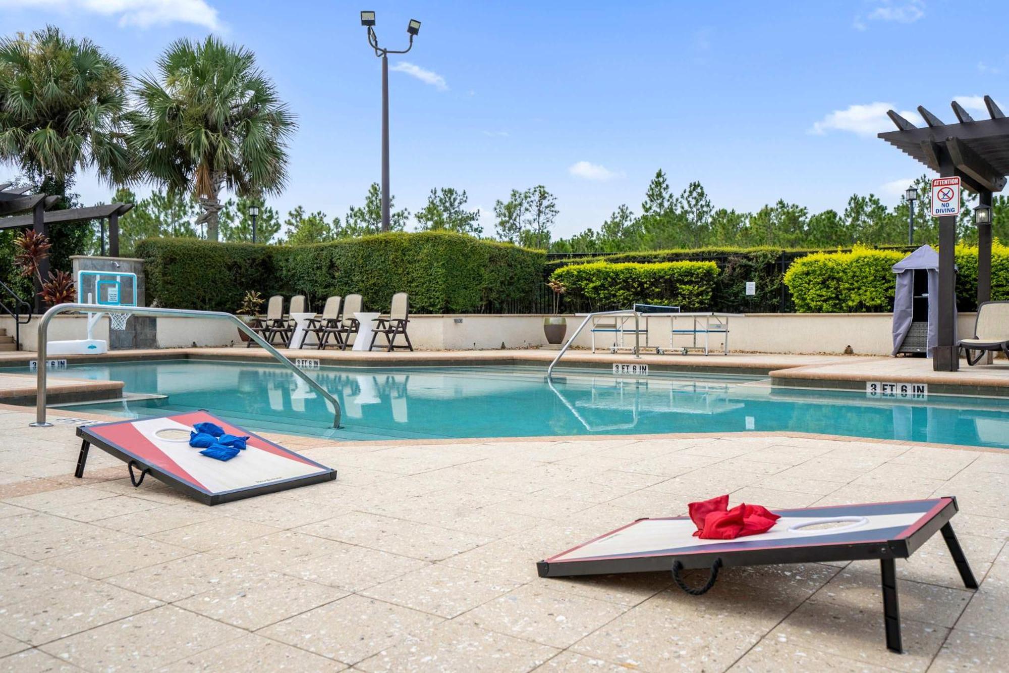 Luxurious 4br Townhome - 5 Minutes From * Orlando