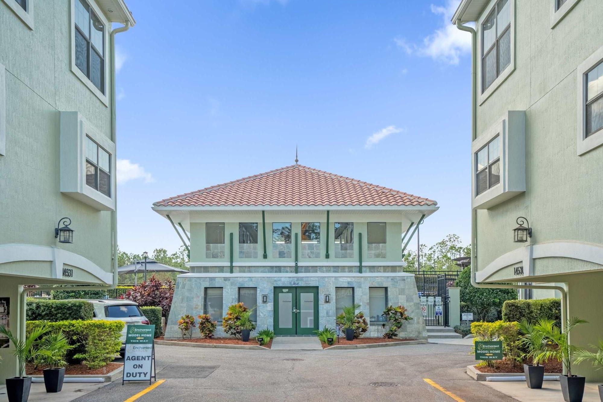 Luxurious 4br Townhome - 5 Minutes From Orlando