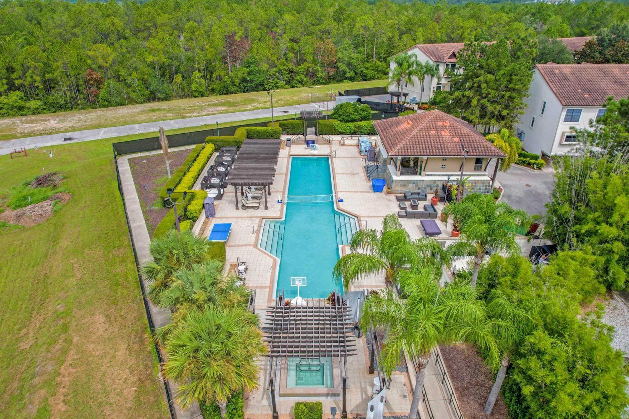 Luxurious 4br Townhome - 5 Minutes From
