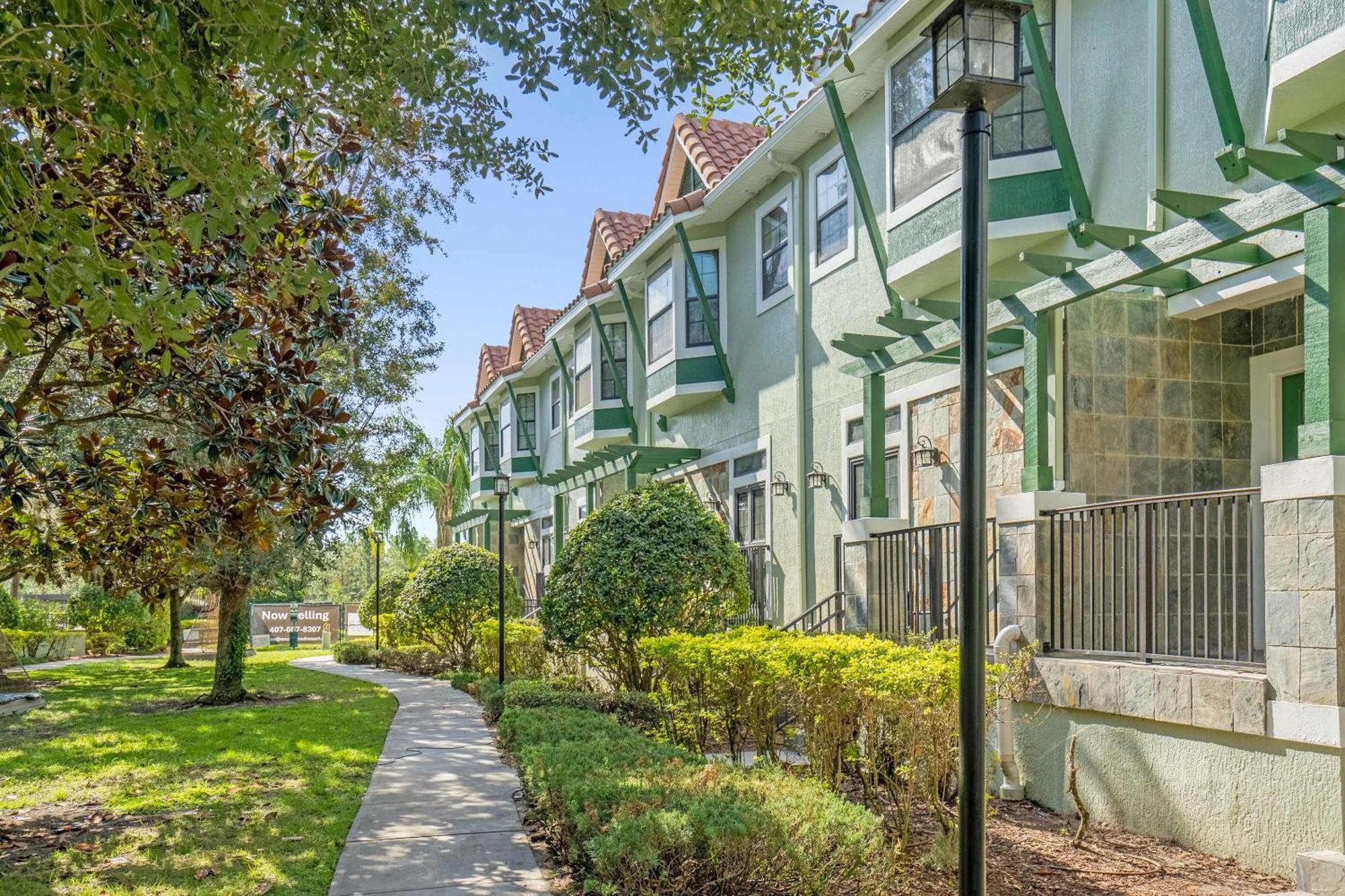 Luxurious 4br Townhome - 5 Minutes From