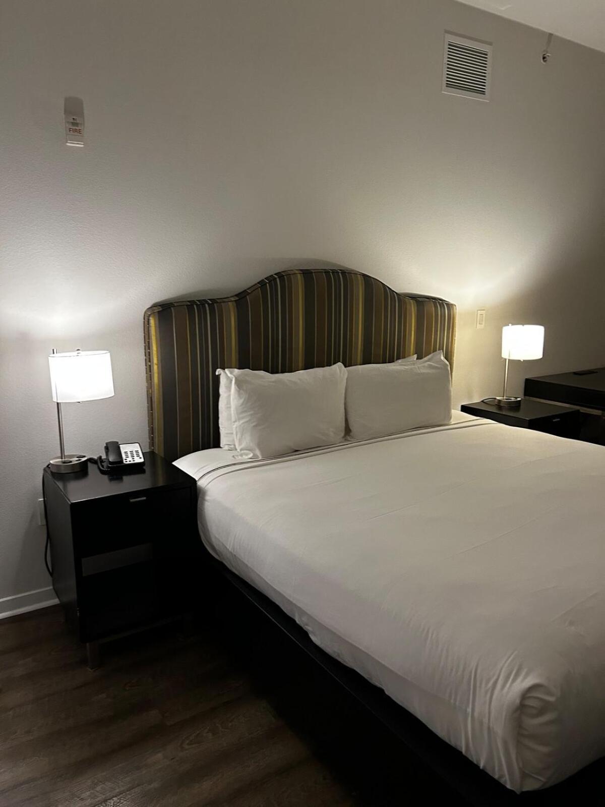 Stylish 2br Near Parks Apartment