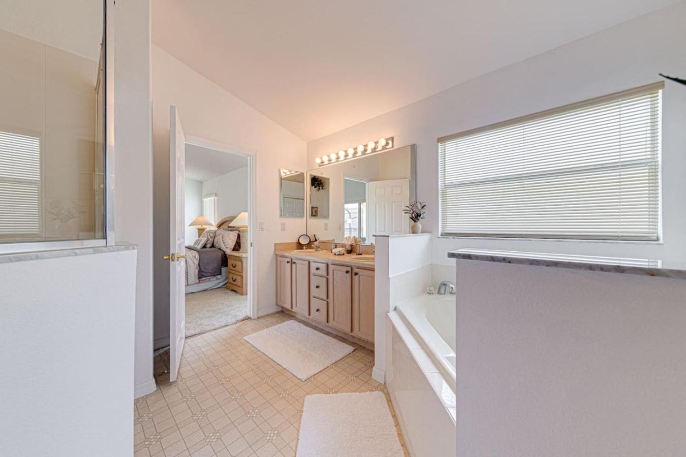Pool Close To Golfing And Theme Parks Holiday home *