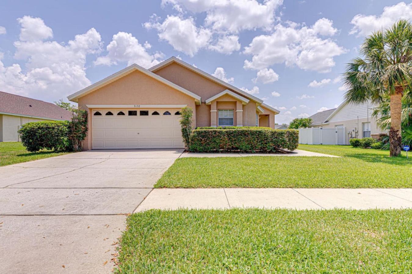 Pool Close To Golfing And Theme Parks Holiday home *