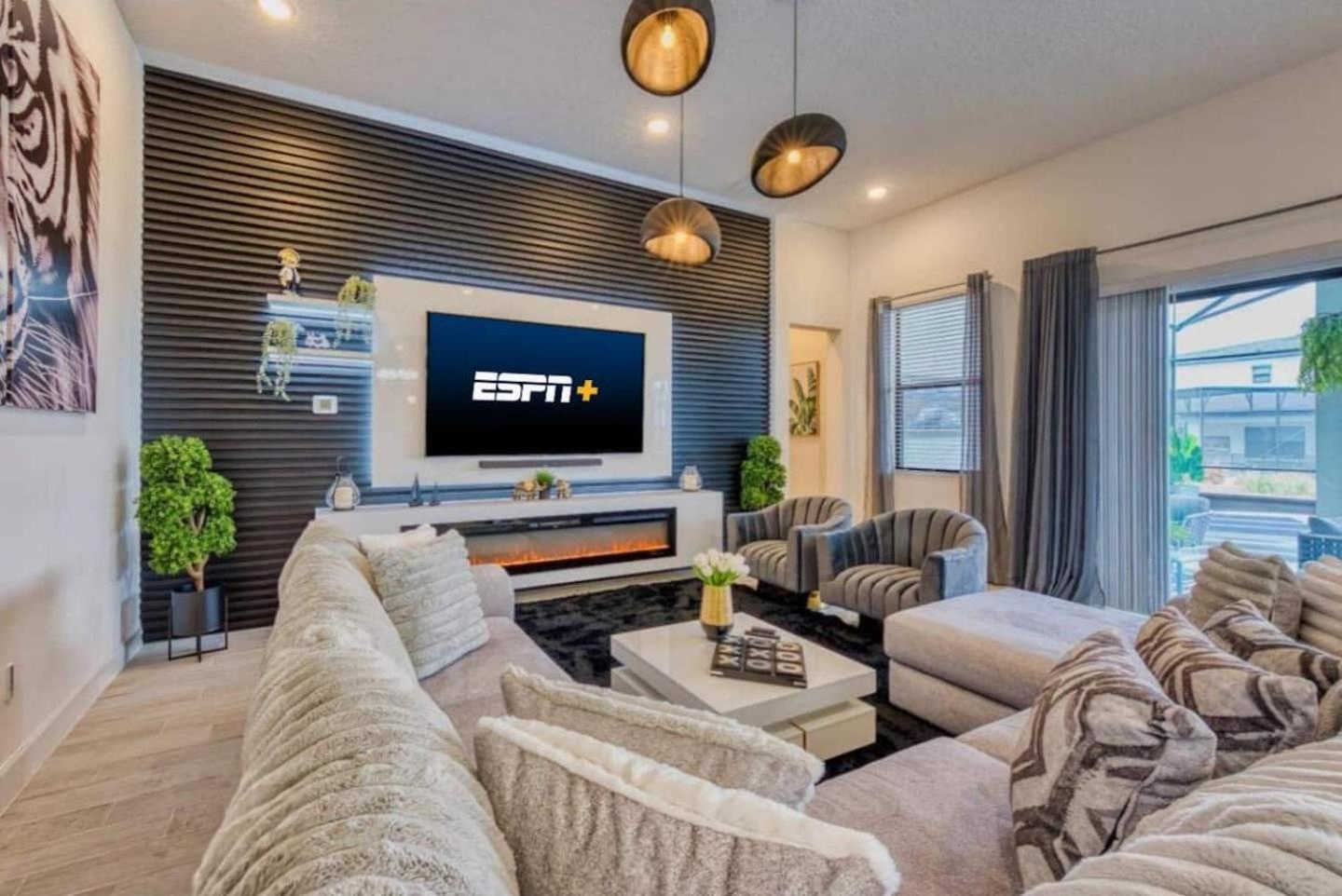 Experience Luxury In Your 11 En-suites Mansion Holiday home *