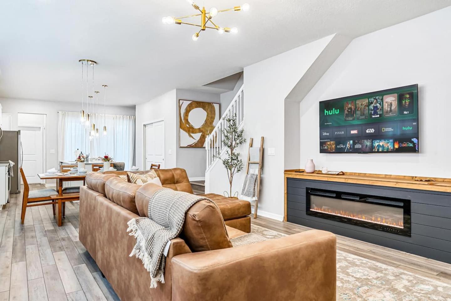 Unwind In Your 5-bedroom Oasis Holiday home