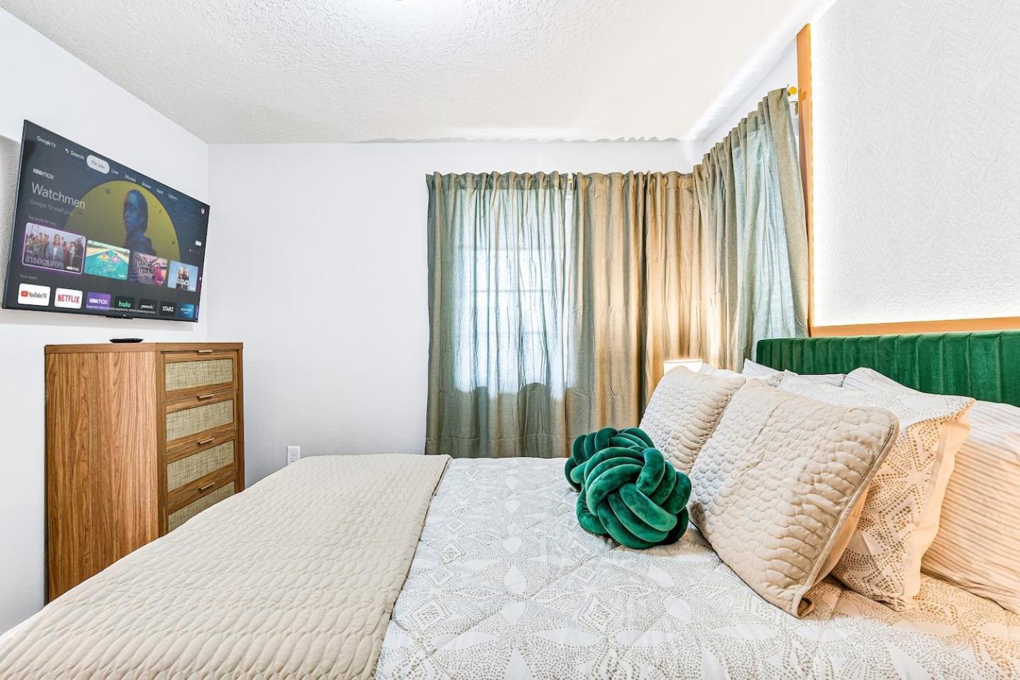 Unwind In Your 5-bedroom Oasis Orlando