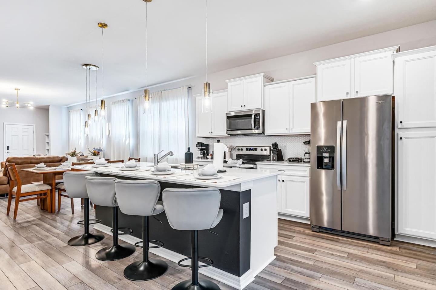 Unwind In Your 5-bedroom Oasis Orlando