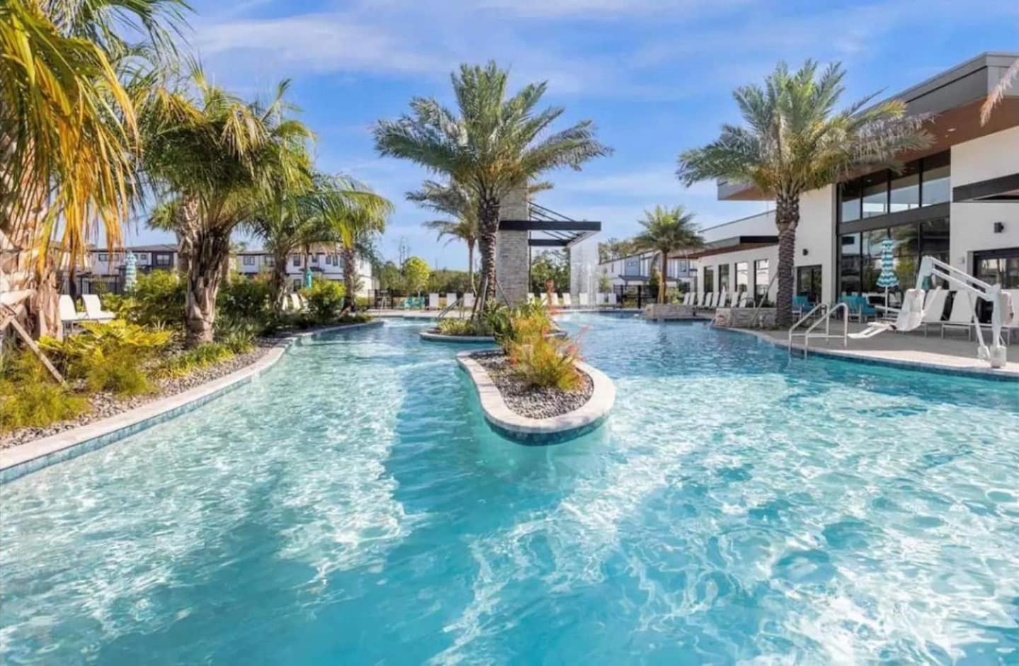 Lux 5br Home, Game Room, 4 & Private Pool Holiday home *