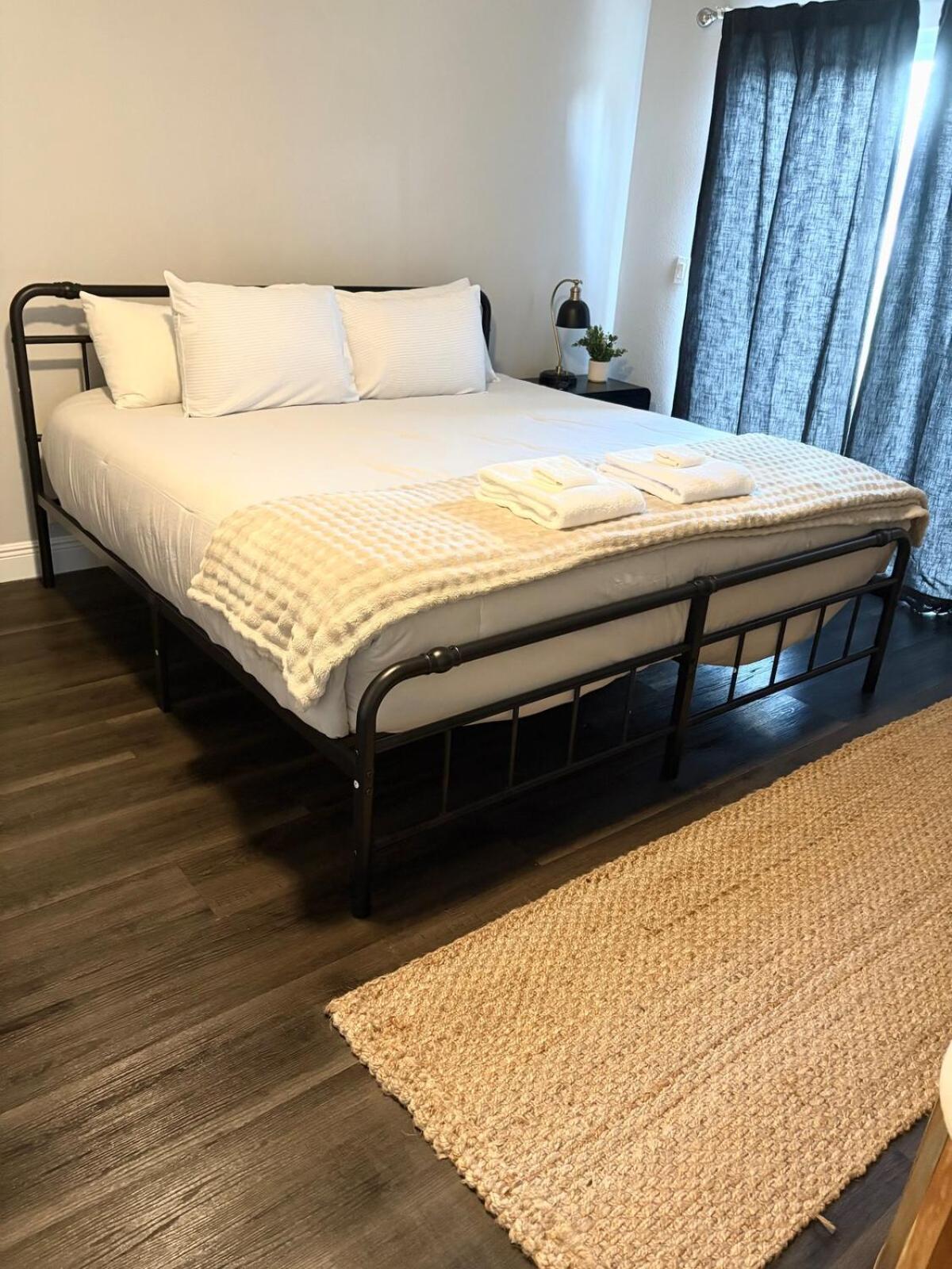 Beautiful Guest With Private Driveway And Entrance Apartment