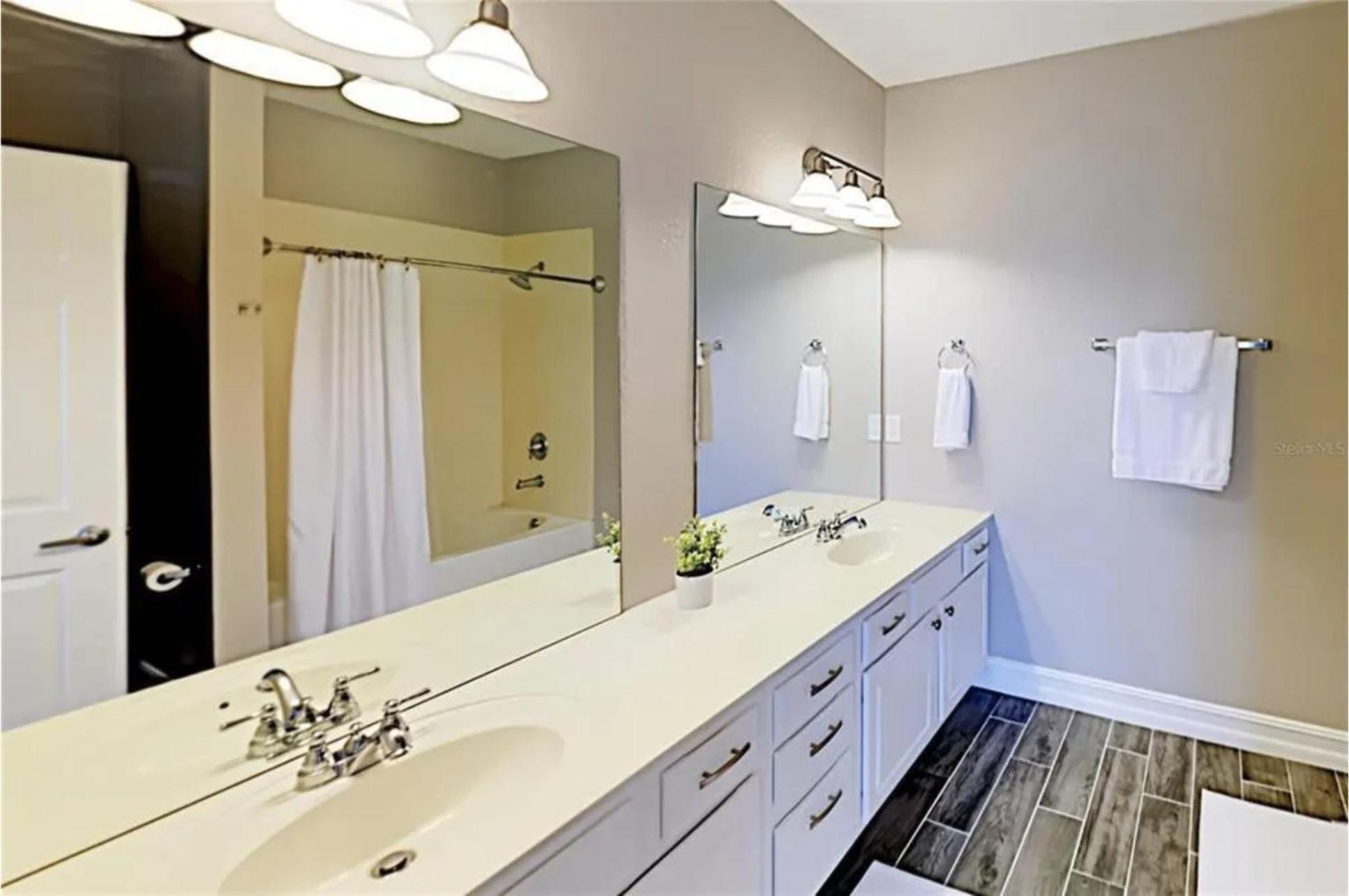 Holiday home Beautiful Family Townhome, Near The Parks - 8000-104 *