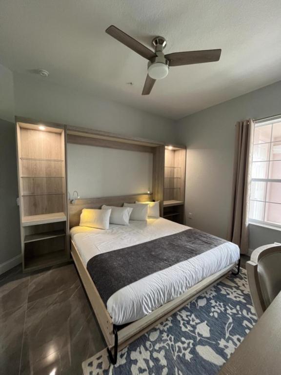 Luxury Lakeview Penthouse, Vista Cay 1025 *