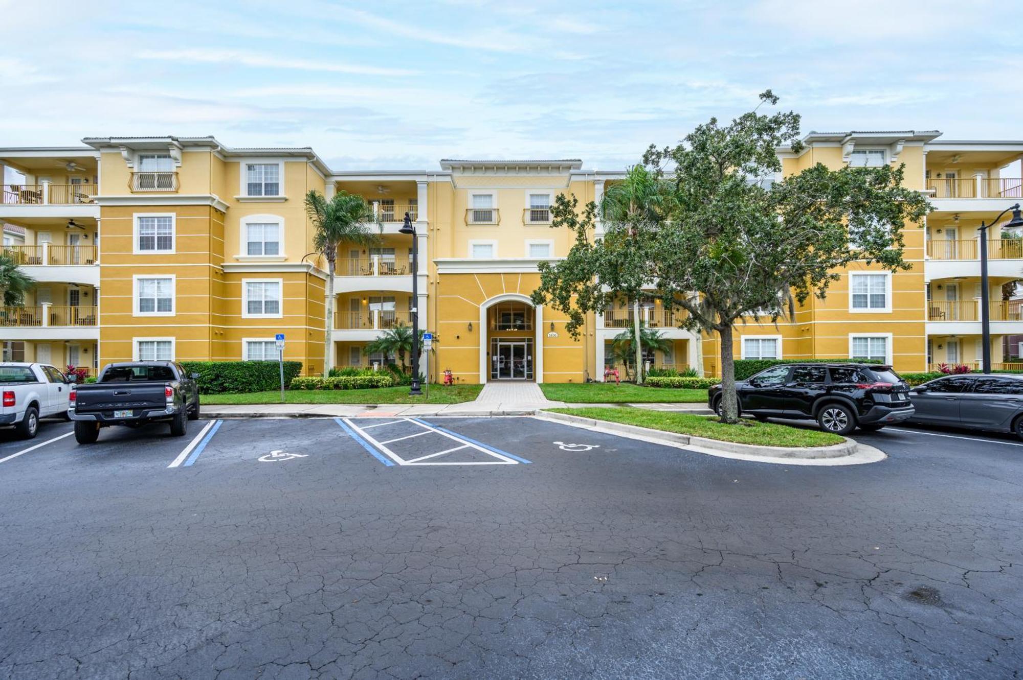 Penthouse Vacation Condo, Near The Parks - 2015