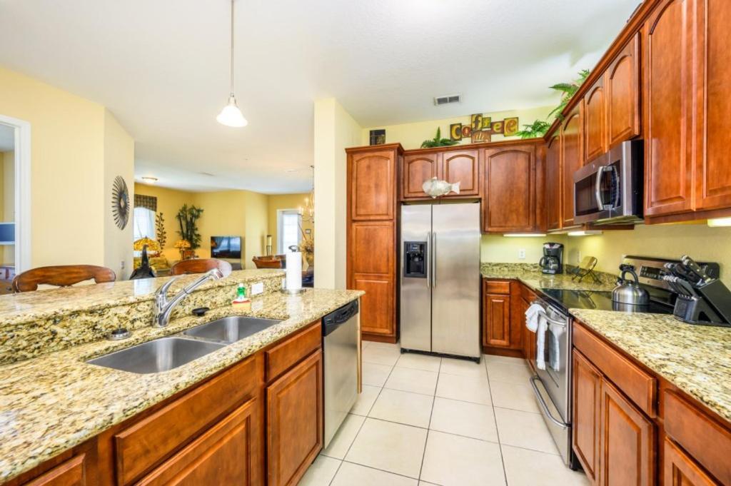 3 Bedroom Premium Lakeview Apartment *
