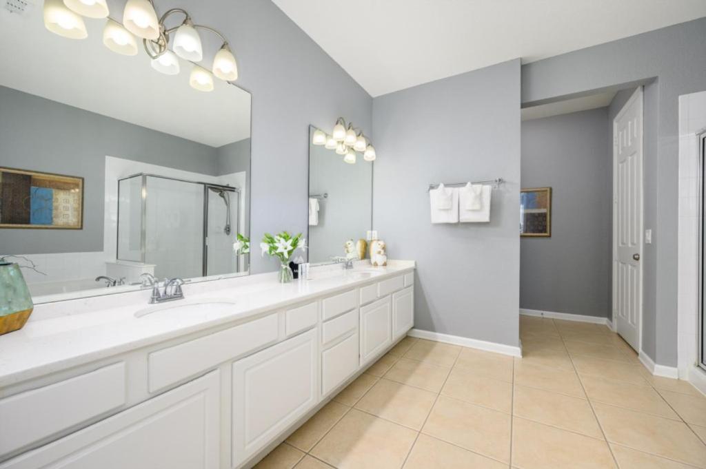 Newly Renovated Premium Condo, Vista Cay - 2002 Apartment
